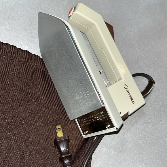 Norelco Travelcare Portable Iron - Picture 3 of 4
